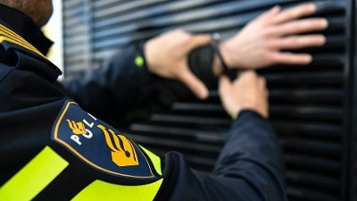 aanhouding, politieagent boeit verdachte, Foto: Korpsmedia politie