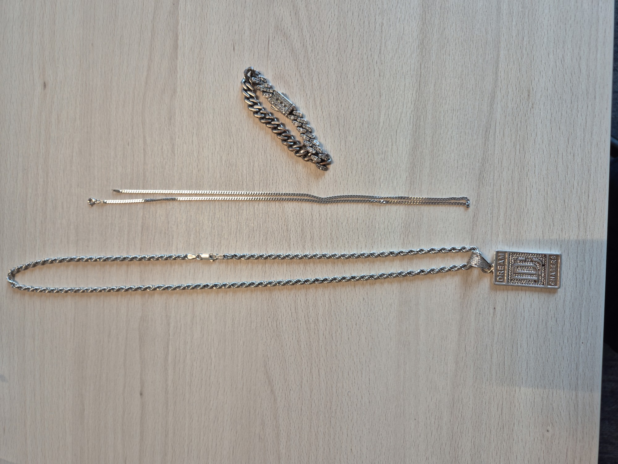 Eigenaren van gestolen sieraden gezocht