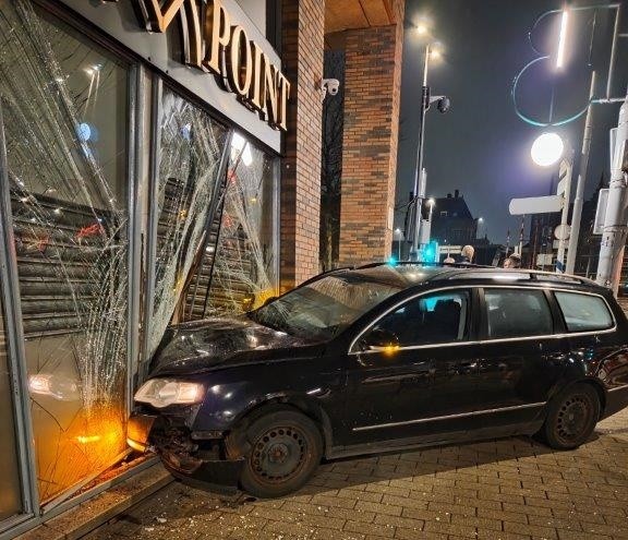 Wie zag bij ramkraak gebruikte auto eerder in Overschie?