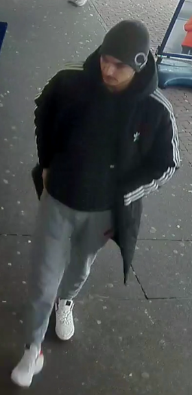 Afbeelding De verdachte bij de geldautomaat