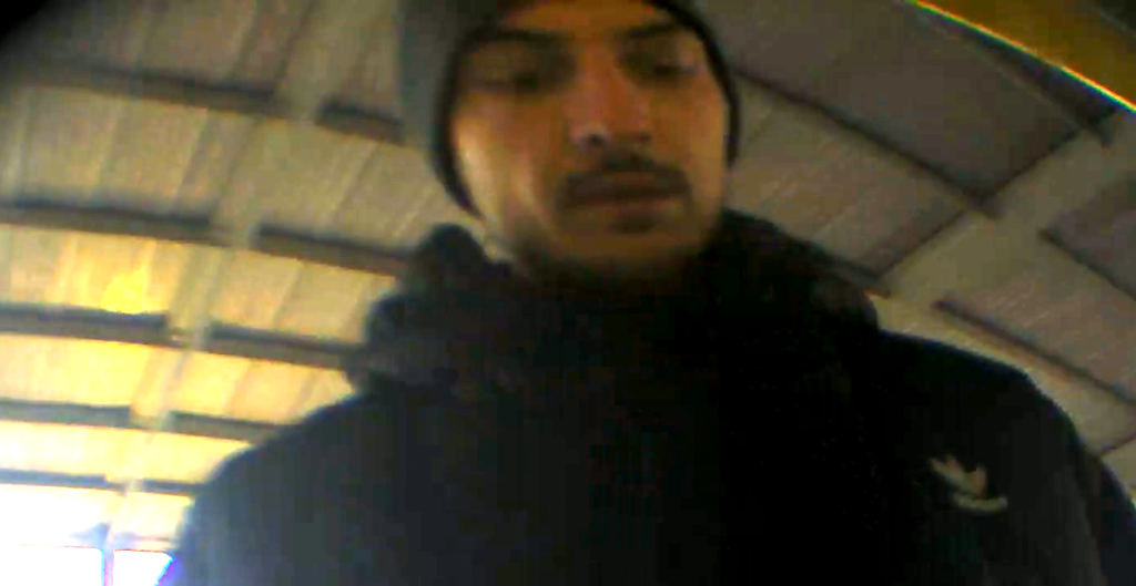 Afbeelding De verdachte bij de geldautomaat