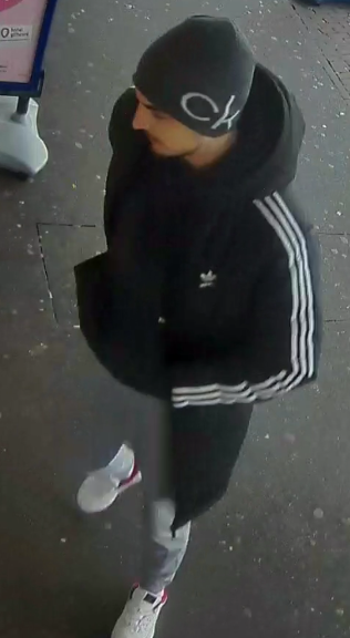 Afbeelding De verdachte bij de geldautomaat