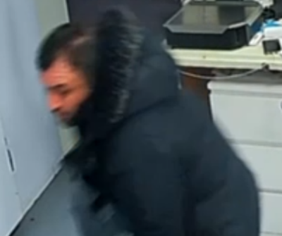 De verdachte in de winkel