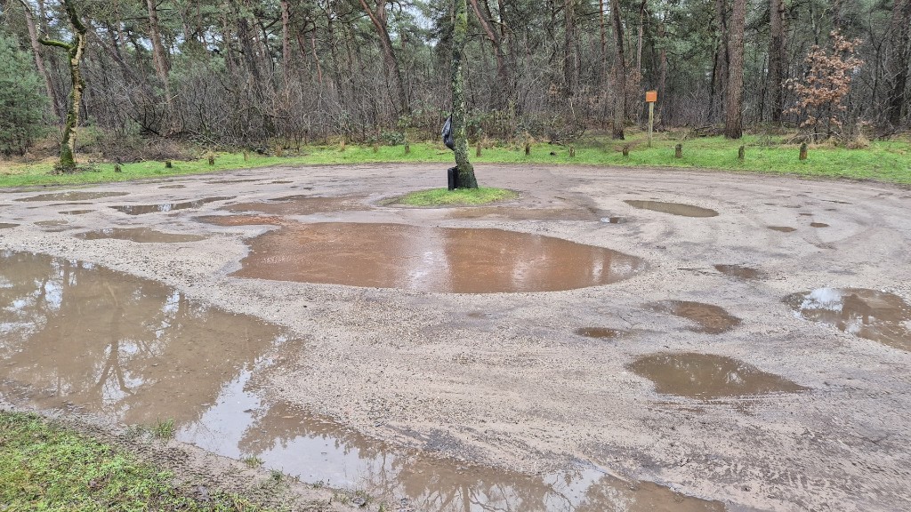 De chemische vloeistof die werd achtergelaten aan de Wolweg in Stroe
