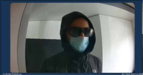 Man met lichtblauw mondmasker