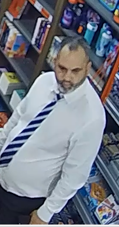 De verdachte: man, getinte huidskleur, donker kort haar, ongeveer 50 jaar oud, ongeveer 1.74 meter lang en een fors postuur. Engelssprekend.