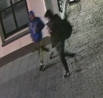 De verdachten op weg naar de snackbar