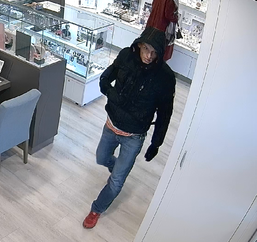 De verdachte loopt de winkel binnen.