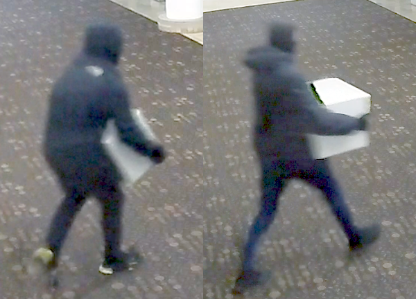 De verdachten die allebei met een kluis sjouwen.