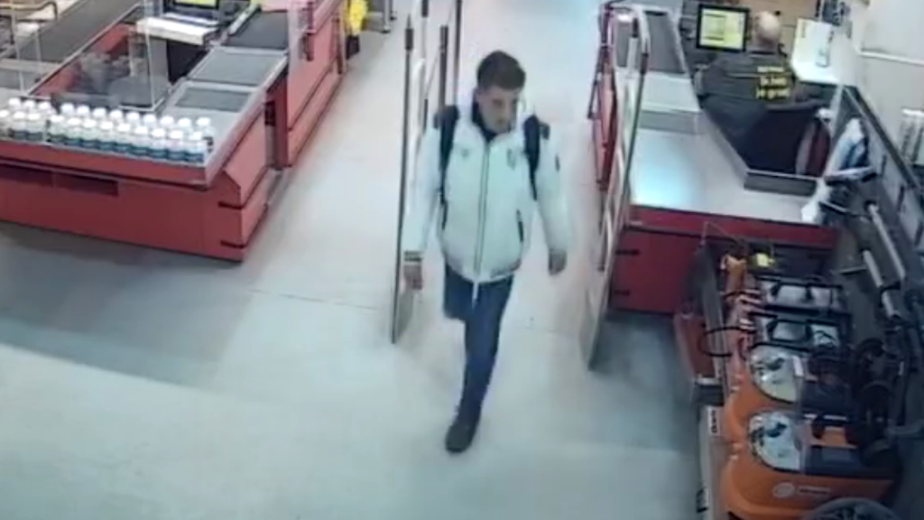 De verdachte verlaat de winkel.