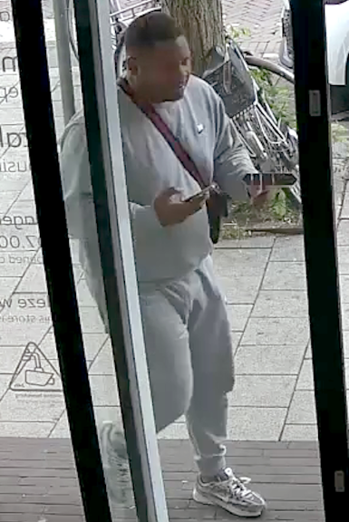 De verdachte die het geld opnam.