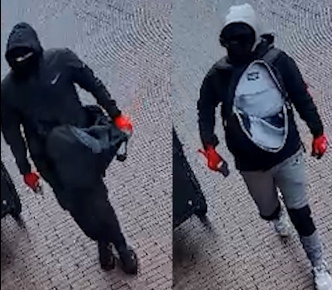 Twee mannen in bedekkende kleding