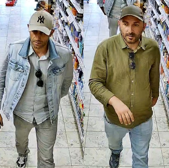 Foto van de mannen die we verdenken van de winkeldiefstal.