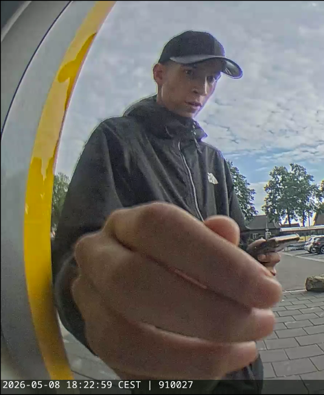 Foto 1 van de verdachte bij pinautomaat
