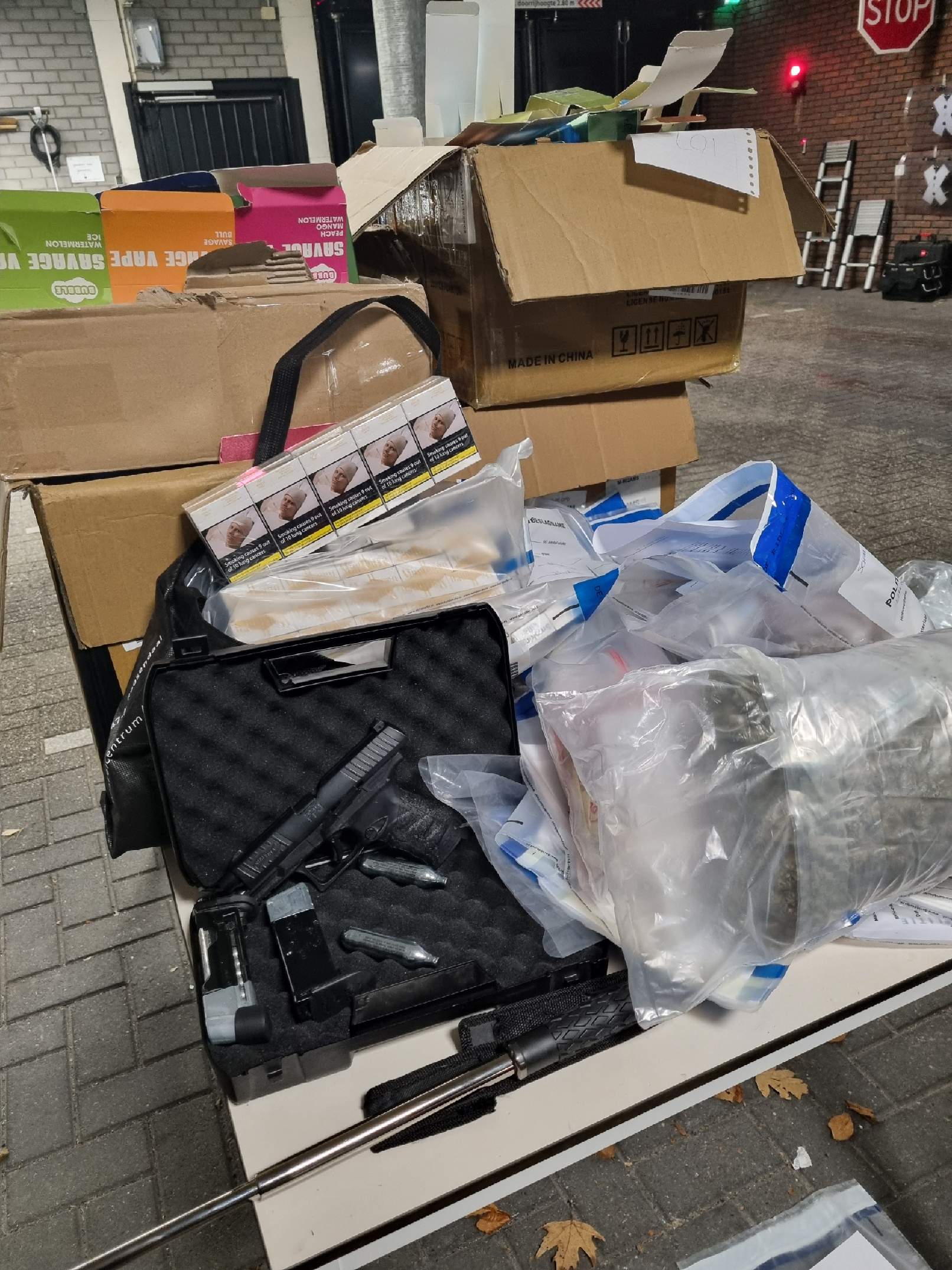 Vuurwerk, drugs, geld aangetroffen in woning Roosendaal - 1