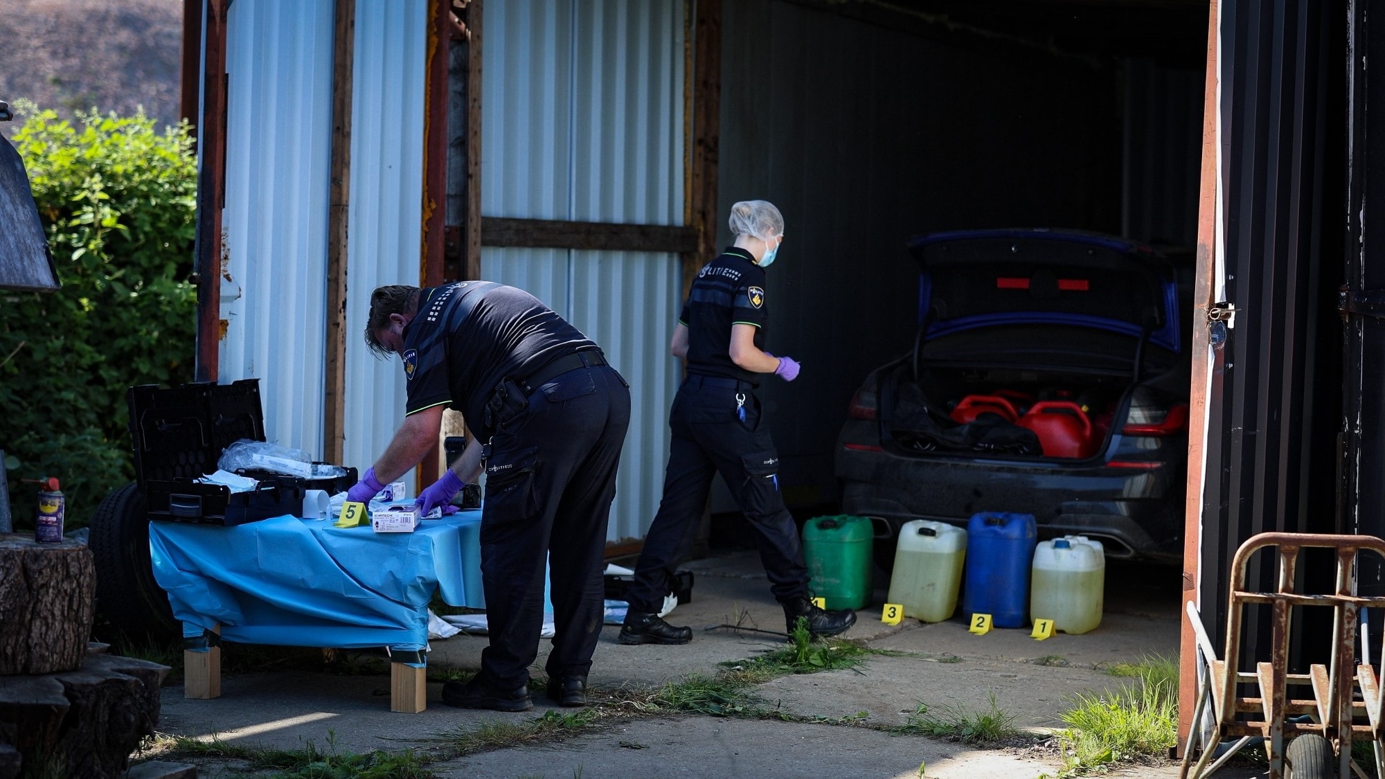 Achttien verdachten aangehouden in internationaal onderzoek plofkraken |  politie.nl