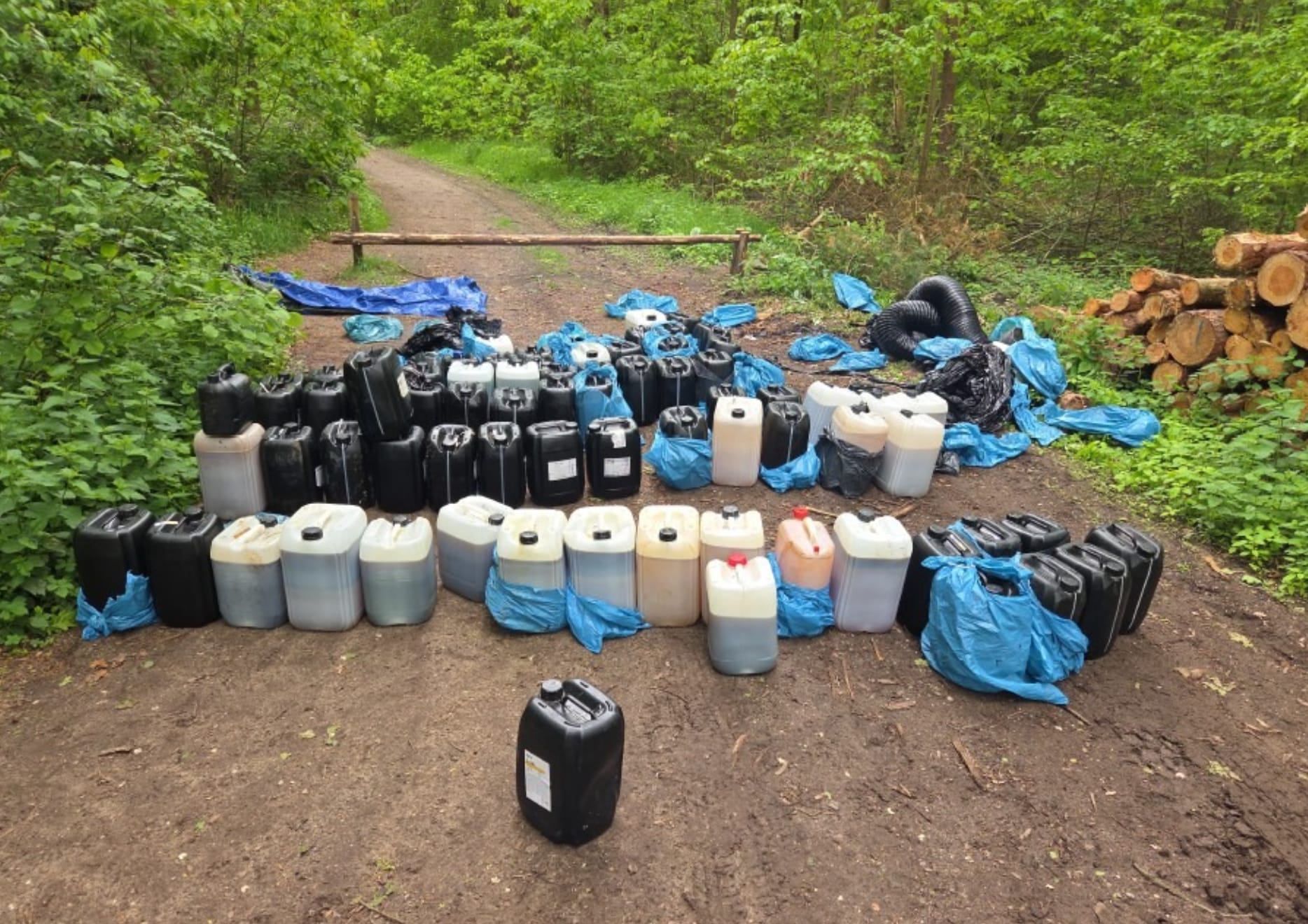 62 jerrycans met drugsafval gedumpt in Soest – wie weet meer?
