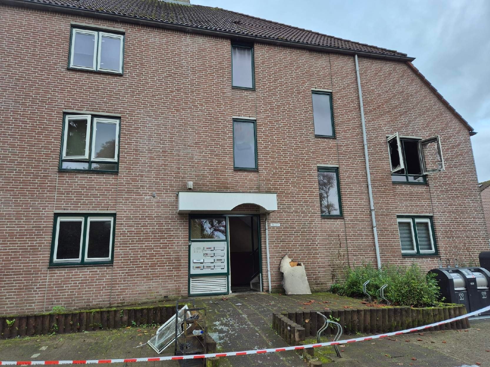 Brand in meerdere woningen na explosie in Leusden Brand in meerdere woningen na explosie in Leusden