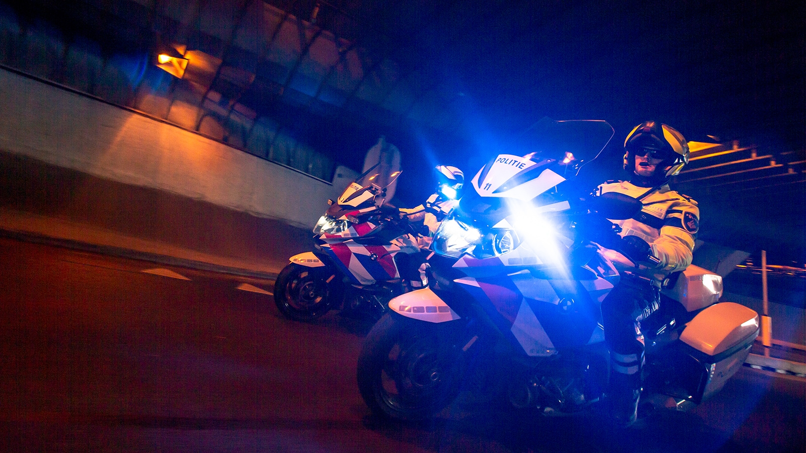 Politievoertuigen in de nacht, ter illustratie