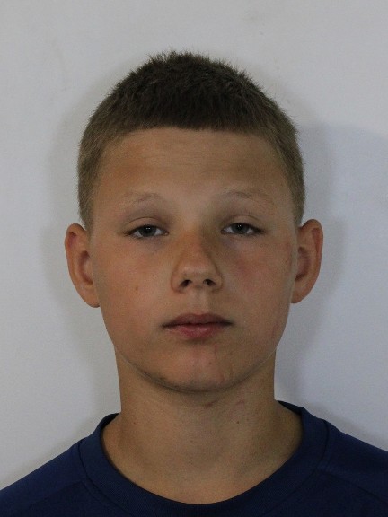 Vermiste jongen met blauwe ogen een donkerblond haar