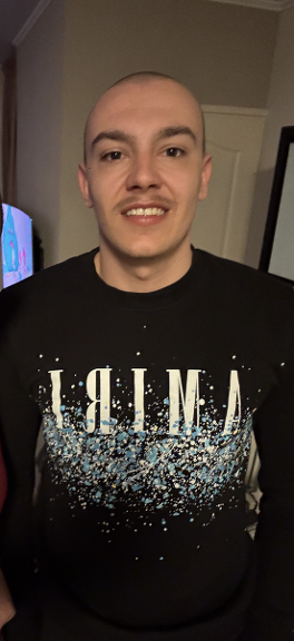 foto van William, met zwart shirt