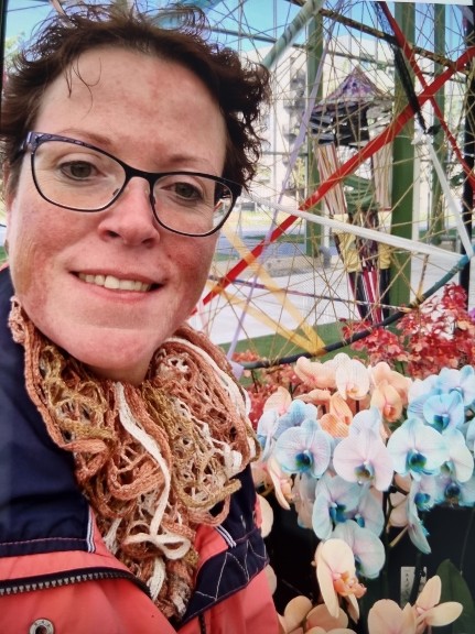 foto van Hilda met kort krullend kastanjebruin haar en bril