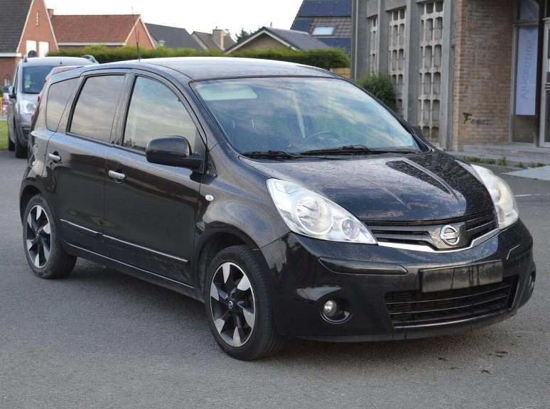 Zwarte Nissan Note
