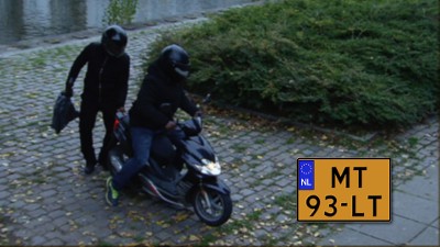 Twee verdachten op scooter
