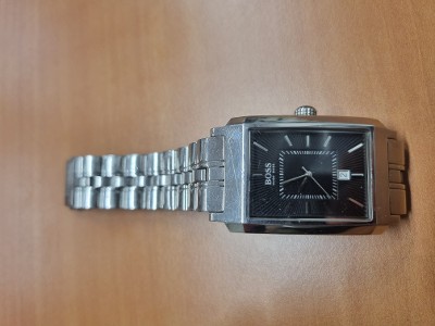 Een chromekleurig horloge van het merk Hugo Boss