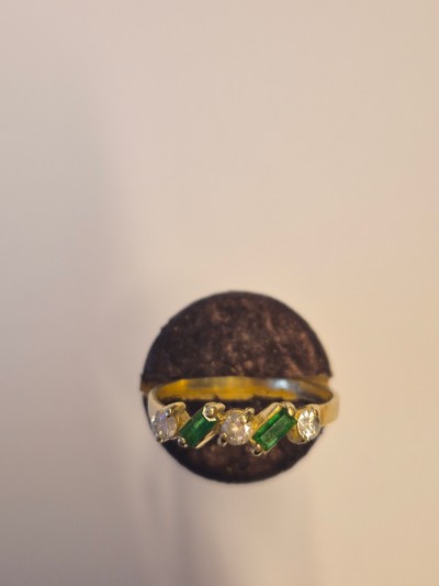Ring met groene stenen