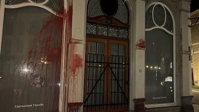 Een van de vernielde ruiten