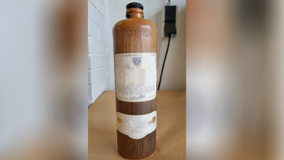 Una botella de ginebra marrón