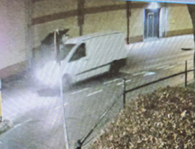 Witte bus met lichten aan