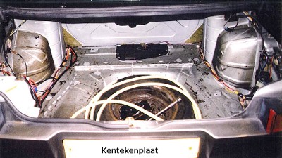 Foto van in de kofferruimte van de auto aangetroffen bloedsporen