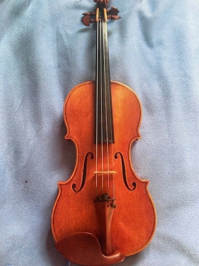 gestolen viool (voorzijde)