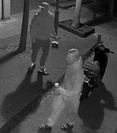 bekladding regenboogzebrapad door 2 mannen