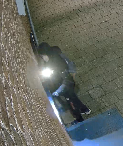 Verdachte staat met capuchon op bij school