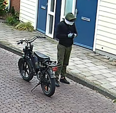 De verdachte staand bij zijn fatbike