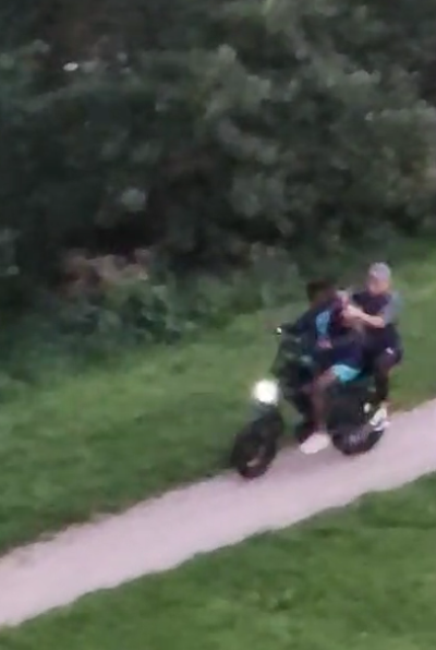 De verdachten, twee jongemannen op een fatbike.
