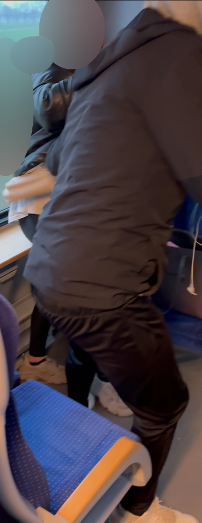 De verdachte, op de rug gezien.