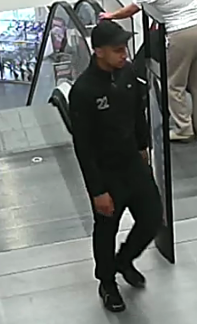 De verdachte: een geheel in het zwarte geklede jongeman met een zwarte cap, zwarte sneakers en het getal 22 op zijn borst.