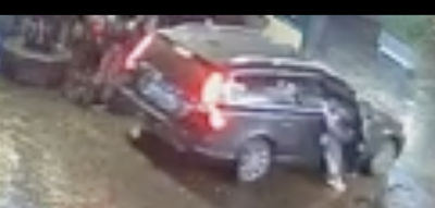 Verdachte achter de auto