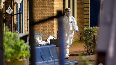 Forensisch specialist doet onderzoek
