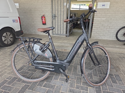 Merk/type: Gazelle Grenoble Kleur: Zwart Kenmerk: punt van zadel kapot