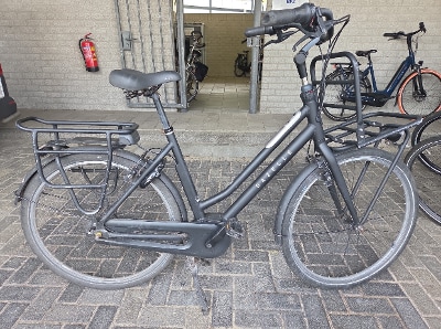 Merk/type: Gazelle Heavy Duty Kleur: zwart met zilver plakkaat op frame Kenmerk: rekje voorop, geen accu