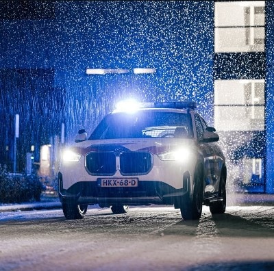 Politieauto in de sneeuw