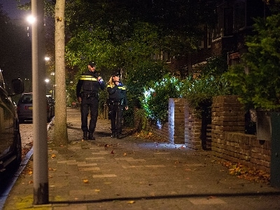 Twee agenten controleren 's avonds op eventuele woninginbraak