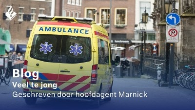 ambulance rijdt door de stad