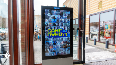 Digitaal scherm met geblurde foto's van 100 verdachten erop