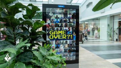 Digitaal scherm met geblurde foto's van 100 verdachten erop